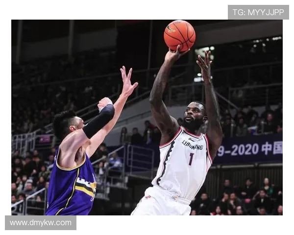 迈阿密足球明星感染新冠病毒后复出训练引发球迷热议