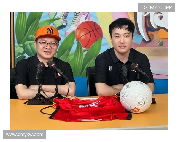 足球巨星搞笑穿搭篮球服引发球迷热议与欢乐反响